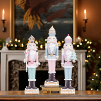 Redeco Nouveauté Série Noël Casse-Noisette Rose en Résine Décoration de Noël Artisanat Casse-Noisette