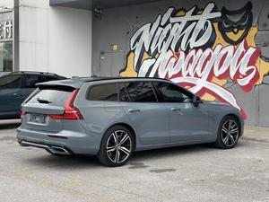 Voiture d'<span class=keywords><strong>occasion</strong></span> <span class=keywords><strong>Volvo</strong></span> <span class=keywords><strong>V60</strong></span> B5 48V 2022, break de luxe d'<span class=keywords><strong>occasion</strong></span>, conduite à gauche, automatique, robuste, high-tech, sportif, scandinave, 250 ch, 350 Nm - Product Image 2
