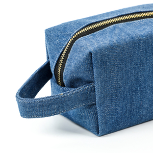 Sac cosmétique en jean personnalisé en gros, réutilisable, lavable, de voyage, style simple, carré, portable, avec fermeture éclair - Product Image 4