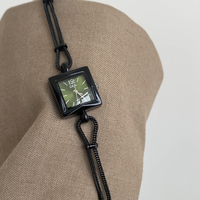 Jam Tangan Wanita Rantai Kotak Desain Khusus Hitam Hijau Jam Tangan Wanita Fashion Elegan Latar Belakang Hitam dengan Wajah Hijau