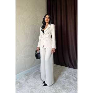 Elegante conjunto de blazer beige para mujer con cinturón y solapas con bolsillos y pantalones de pierna ancha. - Product Image 1