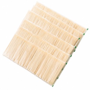 Cure-dents en bois dans une tasse en céramique blanche, articles ménagers écologiques - Product Image 5