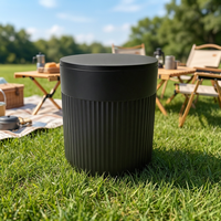Table d'appoint extérieure portable en plastique 3-en-1 de 40 L (10 gallons) avec glacière, bar et rangement alimentaire sécurisé, seau à glace amovible et couvercle
