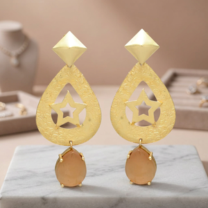 Boucles d'oreilles ethniques plaquées or en forme de goutte d'eau avec diamants et pierres précieuses, en alliage métallique, faites à la main - Product Image 2