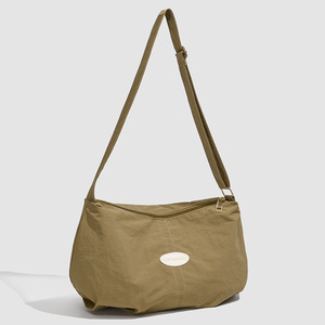 กระเป๋าทรงเกี๊ยวสีพื้นอเนกประสงค์ รุ่นใหม่ปี 2025 สำหรับผู้ชาย/ผู้หญิง กระเป๋าสะพายไหล่/คาดลำตัว ทันสมัย เหมาะสำหรับการเดินทางแบบสบายๆ - Product Image 5