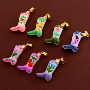Breloque de botte de cowgirl peinte |   Pendentif en forme de botte de cowboy occidentale en acier inoxydable plaqué or 18K PVD émaillé pour la fabrication de bijoux - Product Image 2