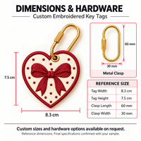 Breloque de sac personnalisée OEM brodée en forme de cœur avec nœud et attache en laiton, accessoires de sac à main avec logo personnalisé, vente en gros