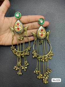 Pendientes de latón estilo vintage de Cachemira adornados con motivos detallados de pavo real, circonita verde, accesorios tradicionales de boda para mujer - Product Image 5