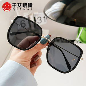 Gafas de Sol K5 7513 para Mujer, Montura Grande, UV400, Diseño Irregular, Transparentes con Lente Gris, Montura Negra, Tipo AC, Protección Solar 3 - Product Image 5