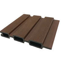 Systèmes de clôtures en WPC co-extrudé résistant aux intempéries avec poteaux en aluminium, 2ème génération - Écologiques, zéro toxique, résistants au feu, pour villas modernes
