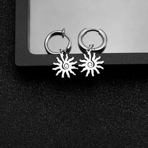 Nouvelles Boucles d'Oreilles Pendante en Forme de Soleil Style Punk Rétro au Design Simple 2026, en Acier Titane, pour Hommes, Bijoux Tendance, Vente en Gros - Product Image 2