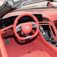 M-G Cyberster 2026 Mobil Sport Konvertibel Listrik Murni 2 Kursi Pintu Model Gunting Jarak Tempuh Jauh Performa Tinggi Roadster Premium