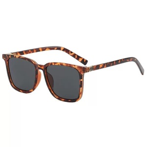 Gafas de sol cuadradas con montura completa UV400, unisex, a la moda, informales, protección solar para adultos - Product Image 3