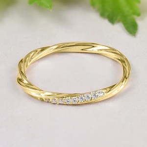 Bague torsadée fine pour femme, accessoires de mode minimalistes empilables pour un usage quotidien - Product Image 1