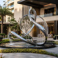 Fontaine sculpturale en acier inoxydable poli miroir, ruban d'eau abstrait pour la décoration extérieure des places publiques, des hôtels et des jardins