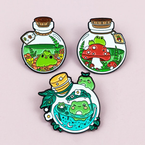 Spilla in metallo a forma di rana da cartone animato, personalizzata con pianta verde in bottiglia, distintivo a forma di animale, accessorio carino e versatile - Product Image 4