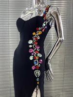 Robe de soirée décontractée noire tissée à coupe basse, ornée de diamants multicolores, au design élégant et sophistiqué – Collection 2026