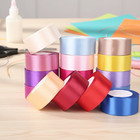 Ruban de satin OEM 38 mm en gros, rouleau de ruban de satin en polyester en stock, rouleau de ruban de satin pour cadeaux, ruban de satin simple ou double face