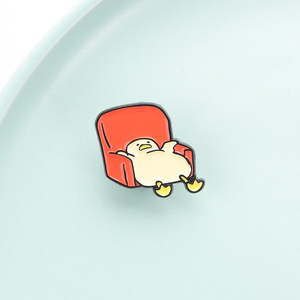 Épinglette en émail Canard Blanc Kawaii sur Fauteuil Orange, Badge Canard Amusant et Pétillant, Bijou Cadeau pour Amis - Product Image 3