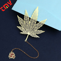 Marque-page en métal de veine de feuille inoxydable creuse de gravure créative personnalisée sur chaîne avec pendentif pour livre