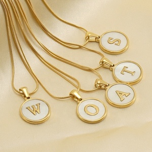 26 alfabeto A-Z collana da donna <span class=keywords><strong>con</strong></span> iniziale <span class=keywords><strong>M</strong></span> <span class=keywords><strong>con</strong></span> conchiglia bianca collana <span class=keywords><strong>con</strong></span> ciondolo a forma di <span class=keywords><strong>lettera</strong></span> <span class=keywords><strong>con</strong></span> disco rotondo in acciaio inossidabile placcato oro - Product Image 1