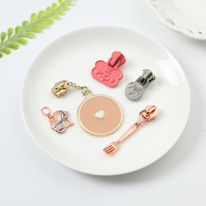 2025 mới tùy chỉnh Dập nổi 3D Logo Hợp kim kẽm niken-miễn phí dây kéo pullers & Thanh trượt cho hàng may mặc tùy chỉnh thiết kế thương hiệu - Product Image 3