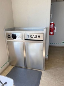Cestino per Rifiuti Personalizzato in Acciaio e HPL per Esterni, Bidone Impermeabile in Metallo per Catene di Fast Food come McDonald's - Product Image 1