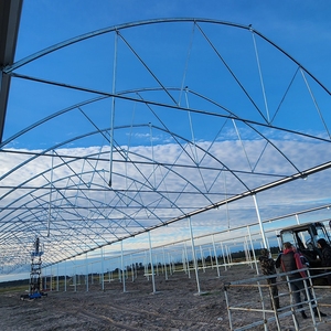 Prix d'usine Arc gothique Multi Span <span class=keywords><strong>Serre</strong></span> en polycarbonate avec système de refroidissement Jardin utilisé pour la vente - Product Image 4