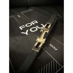 Ceinture en cuir véritable Fiori réglable avec boucle à lettres, design solide et durable pour femmes - Product Image 4