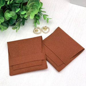 Pochette à bijoux en microfibre marron tendance avec logo gaufré, sac anti-poussière 8*8+4cm, forme personnalisée - Product Image 4