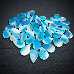 M.Y.GEMS หินอาเกตสีฟ้าธรรมชาติ รูปทรงลูกแพร์ เรียบเนียน ประกายรุ้ง ผ่านการเคลือบแว็กซ์/น้ำมัน ได้รับการรับรองจาก AIGS ขนาด 32.35 มม. - Product Image 4