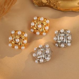 Pendientes de Perlas de Estilo Retro Francés para Mujer, Elegantes, Nuevo Diseño Explosivo con Temperamento Clásico, Estilo Pequeño y Fragante - Product Image 1