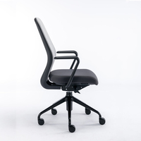 Chaise de bureau ergonomique moderne OMNI, noire, en tissu maillé respirant, avec structure en acier et accoudoirs rabattables