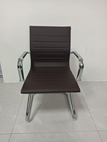 Chaise de bureau ergonomique moderne en cuir PU, dossier mi-haut, réglable, avec base chromée et roulettes, idéale pour salle de sport, école, réception