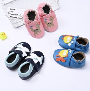 Chaussures souples en cuir pour bébé, premières chaussures de marche avec semelles en daim, mocassins à enfiler, chaussures souples en cuir pour bébés, chaussons - Product Image 1