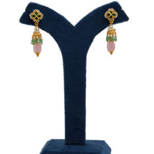 Boucles d'oreilles en kundan plaqué or avec pierre verte et perle rose, bijoux ethniques indiens traditionnels pour femmes, pour occasions festives. - Product Image 2