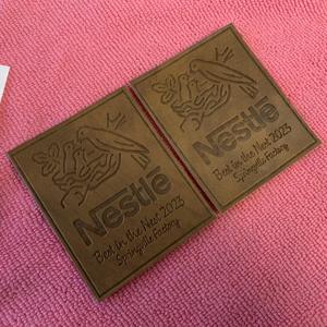 Квадратная форма белая воловья кожа джинсы патч, Лучшая цена на заказ брендовая джинсовая одежда из искусственной кожи этикетка - Product Image 3