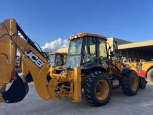 Nouvelle arrivée : Chargeuse-pelleteuse JCB 4CX 4WD, bras télescopique, pattes stabilisatrices, machine haute performance pour le terrassement et le nivellement. - Product Image 1
