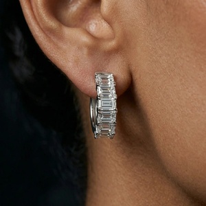 Boucles d'oreilles Huggies à motif diamant festonné - Or 9k, 14k, 18k - Product Image 2