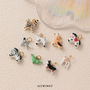 Encanto Animal de Estilo Artesanal |   Colgante de Acero Inoxidable Chapado en Oro PVD de 18K con Esmalte Animal Pintado a Mano |   Resistente al agua y sin deslustre - Product Image 6