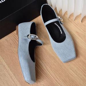 Zapatos formales de mujer de diseño de escala pequeña, con un solo botón, punta en pico, corte bajo y suela plana, hechos de material de gamuza. - Product Image 2