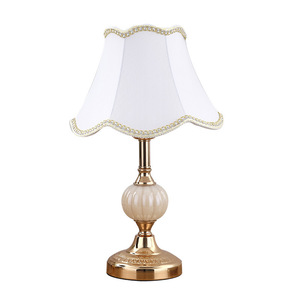 Lampada da Tavolo Classica Europea Bianca con Paralume in Tessuto e Decorazioni Floreali Antiche per Camera da Letto, Soggiorno e Studio - Product Image 3
