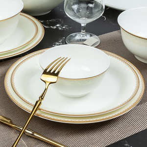 Ensemble d'assiettes à dîner en <span class=keywords><strong>porcelaine</strong></span> fine motif floral élégant ensemble de vaisselle blanche en <span class=keywords><strong>porcelaine</strong></span> de haute qualité à bords dorés pour le <span class=keywords><strong>service</strong></span> de dîner - Product Image 2