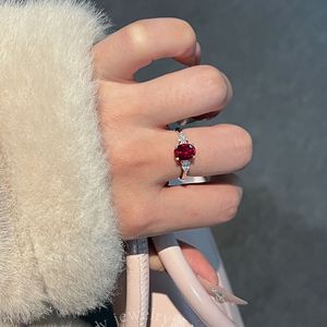 Anillo Clásico Ovalado de Plata de Ley S925 Sanshengshi con Diamante Rojo Sangre de Paloma e Incrustaciones de Corindón Rojo, Modelo 22861 de China para Lujo - Product Image 2