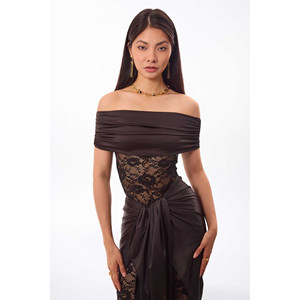 Abito lungo in pizzo con spalle scoperte - Product Image 4