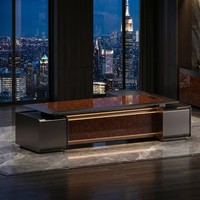 Bureau de direction avec hub d'alimentation intégré, texture bois de palisandre, table de direction, espace de travail professionnel