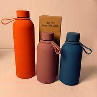 Bouteille d'eau noire à peinture douce Sport sous vide à double paroi de 500ML avec corde en silicone Bouteille isolée en acier inoxydable écologique