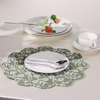 Tapis de table à manger quotidiens verts et blancs frais et élégants à petites fleurs