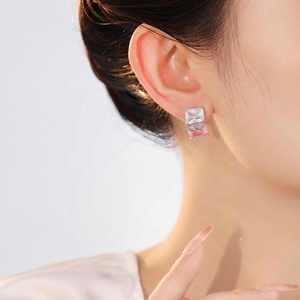 Boucles d'oreilles clous en zircon plaqué or cuivre de luxe pour femmes, forme géométrique tendance, design haut de gamme - Product Image 2