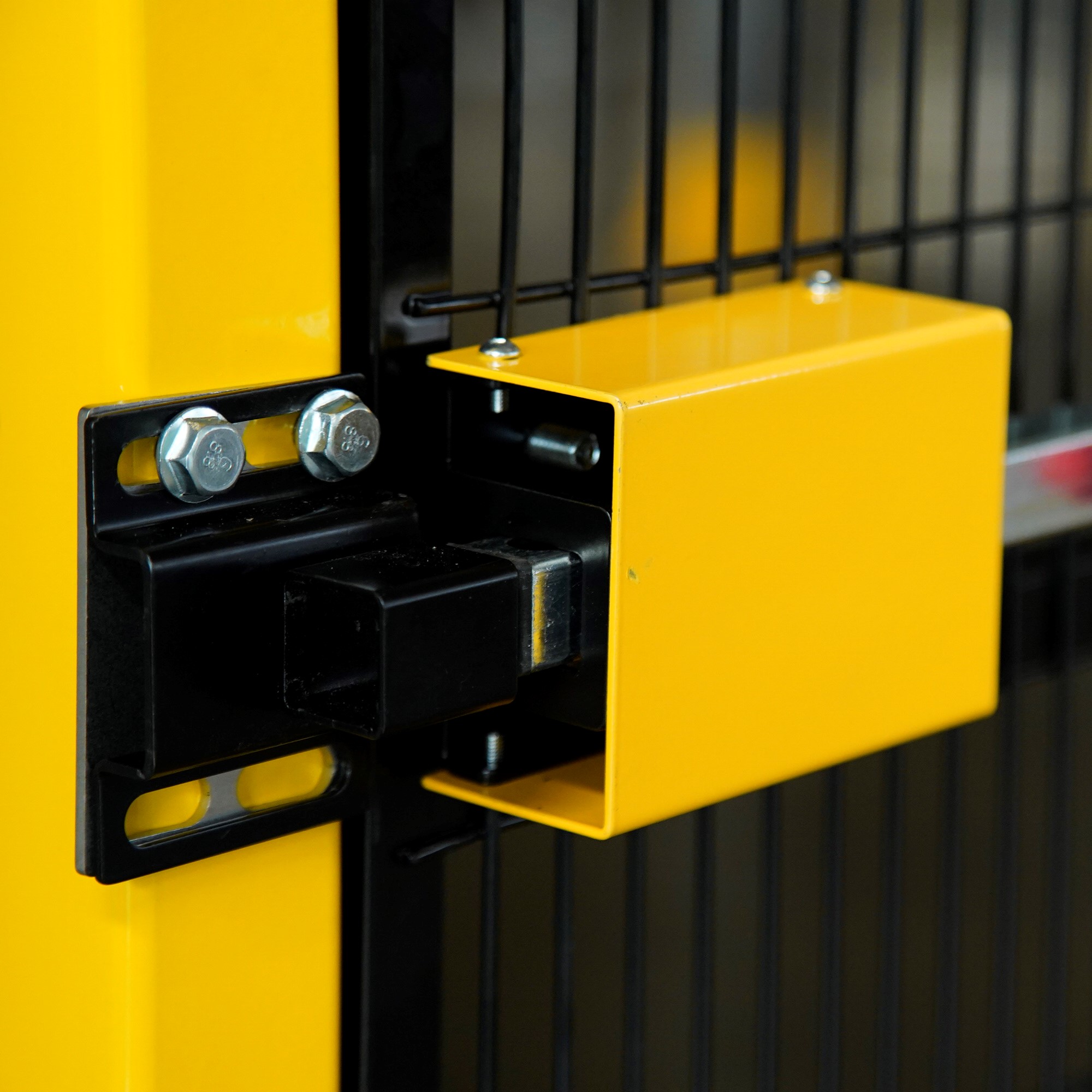 Poste Amarillo y Panel Negro